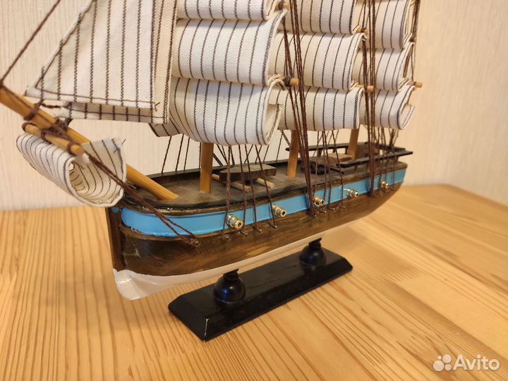 Деревянная модель корабля на подставке