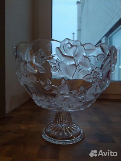 Салатница и ваза для фруктов на ножке