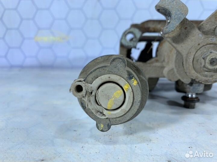 Суппорт тормозной задний правый Opel Astra J