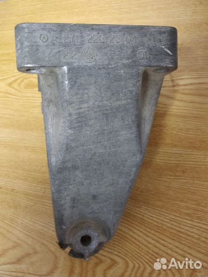 Кронштейн двигателя правый Mercedes-Benz E-Class