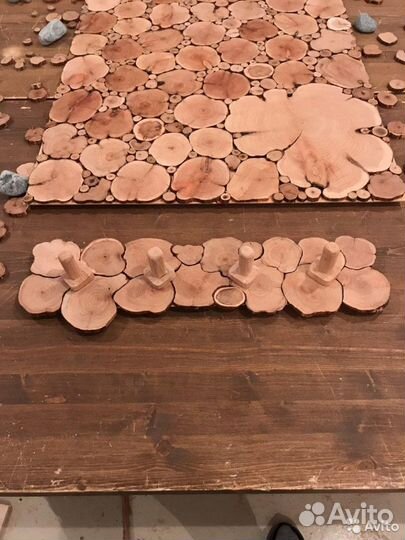 Вешалка из можжевельника для бани