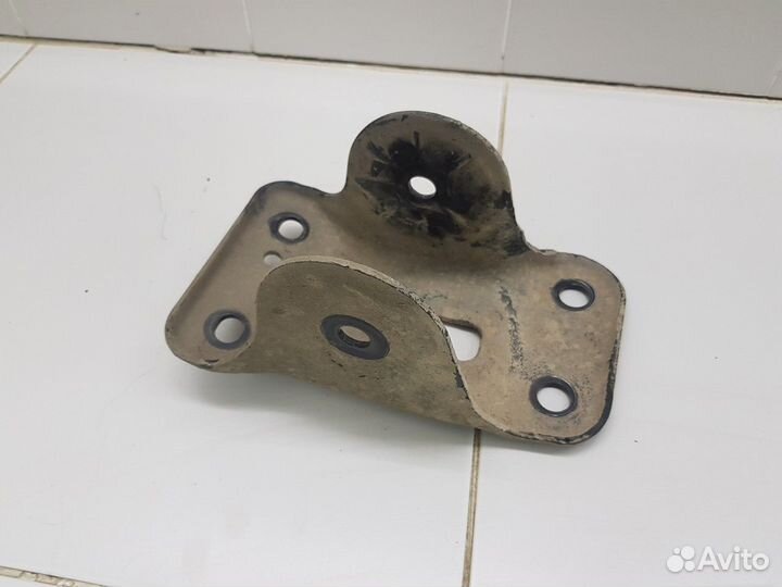 Кронштейн задней балки правый (Kia Seltos)