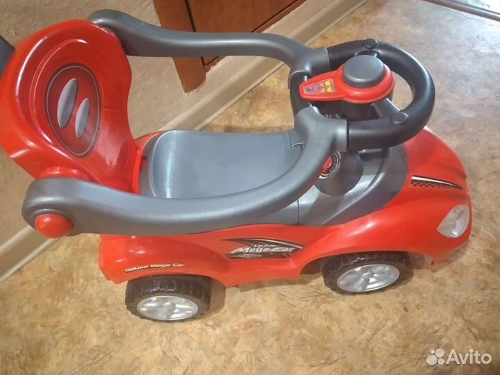 Машинка-толокар с ручкой