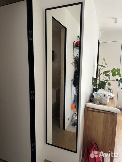 Зеркало в черной раме