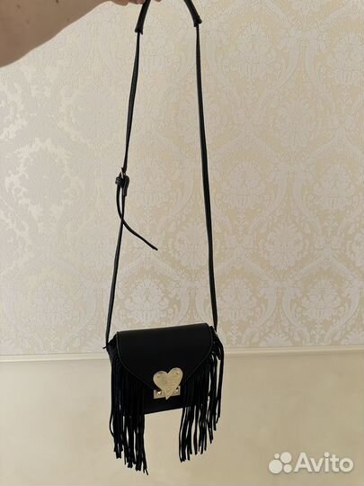 Черная кожаная сумка с бахромой