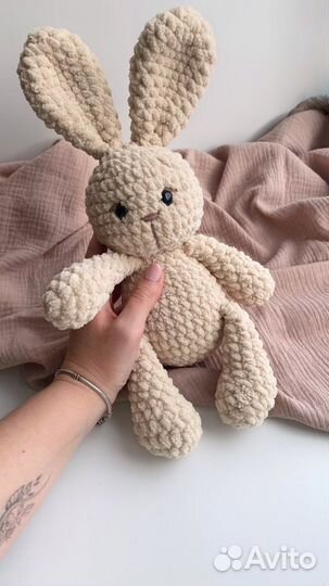 Вязаная мягкая игрушка Зайка