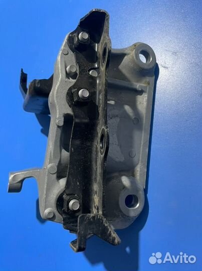 Крепление подушки двигателя переднее левое Toyota