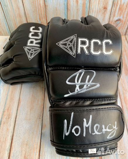 Перчатки с автографом Петра Яна