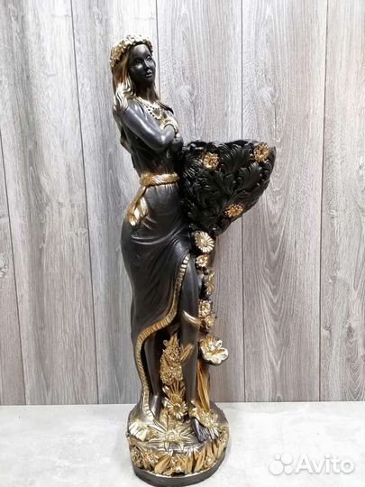 Античные статуи девушек кашпо