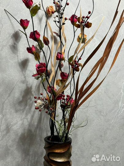 Декоративные цветы с вазой