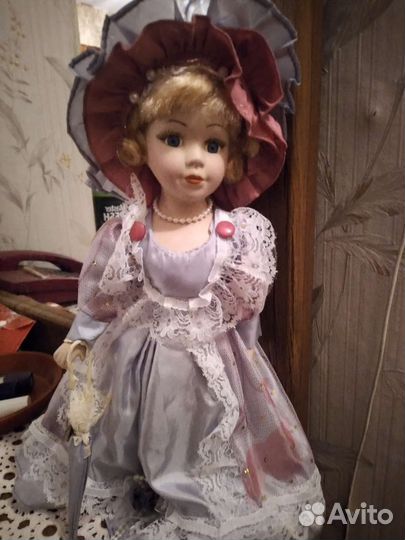 Кукла фарфоровая