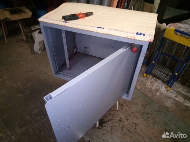 Железный шкаф-ящик