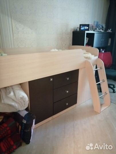 Продам кровать-чердак со столом