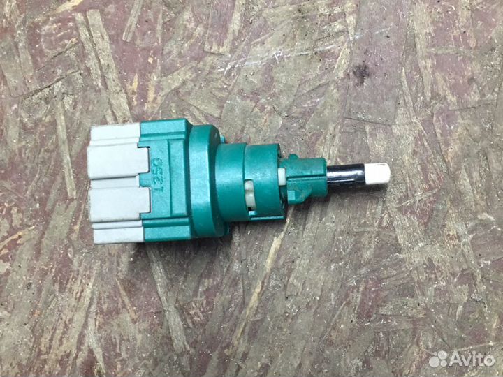 Выключатель стоп сигнала Audi Q-7