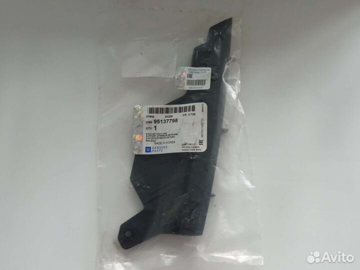 Кронштейн правой фары Chevrolet Cruze