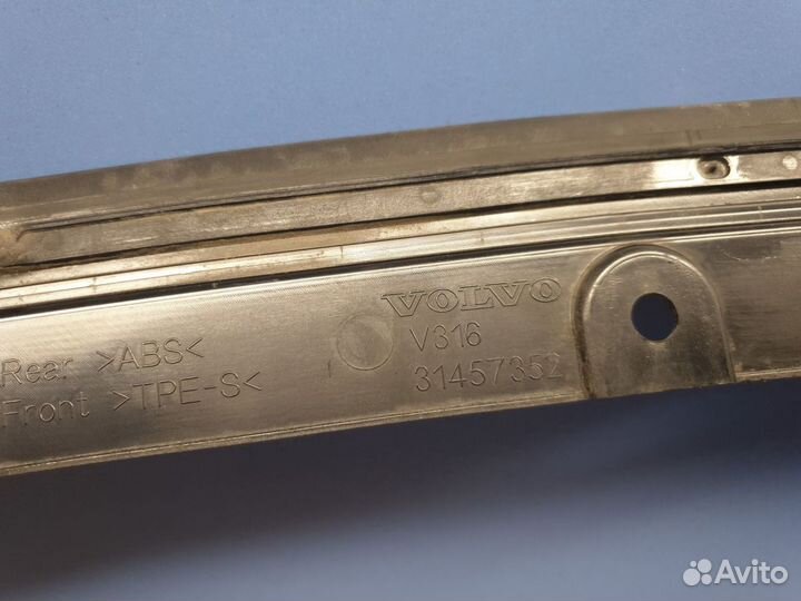 Накладка переднего бампера верхняя Volvo XC40 2017
