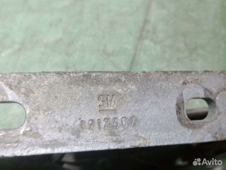 Петля капота правая Opel Omega A