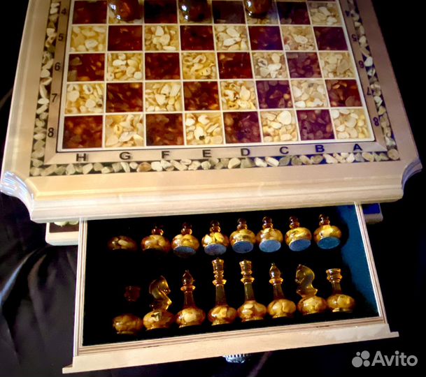 Шахматы из янтаря