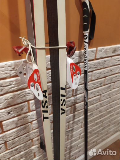 Лыжные палки и лыжи