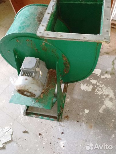 Вентилицыонная вытяжка с мотором