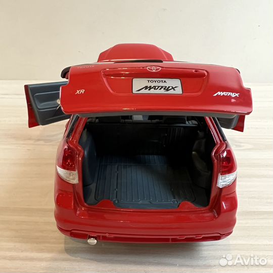 Модель Toyota Matrix 2003 1/18