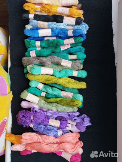 Все для вышивания. Пяльца, нитки, журналы, книга