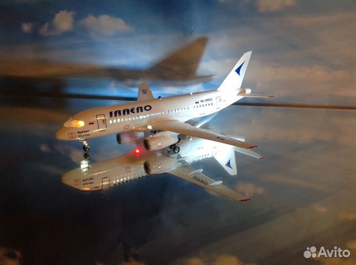 Модель самолета Суперджет-100.1/144