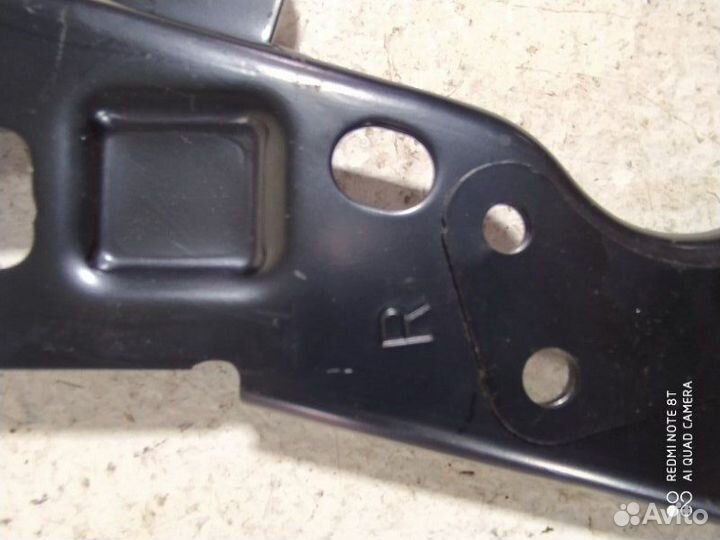 Кронштейн правый Toyota Land Cruiser Prado KDJ150