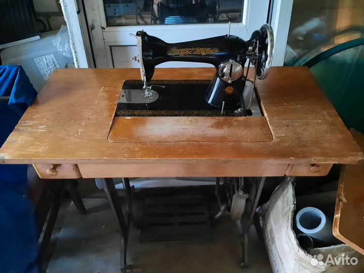 Швейная машинка со станиной