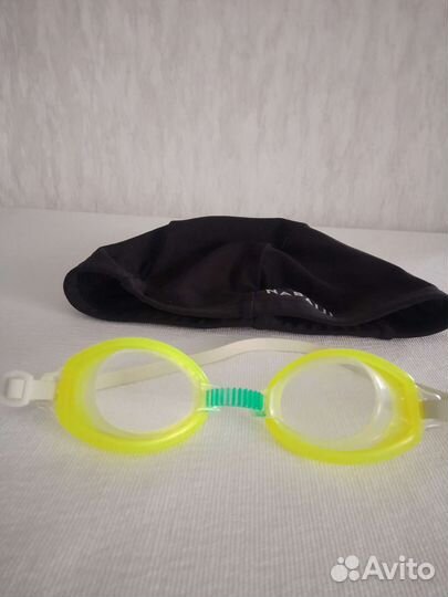 Очки и шапочка для плавания