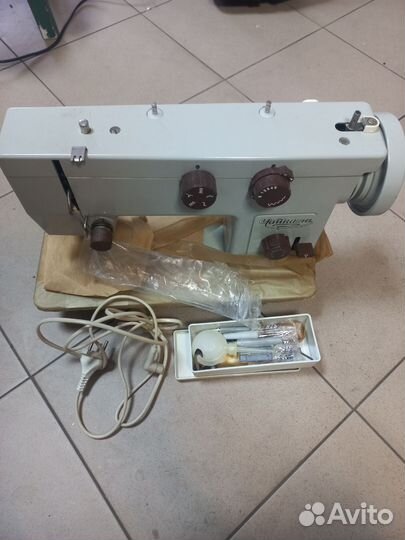Швейная машина Чайка 143