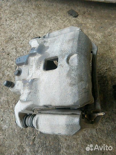 Суппорт тормозной передний Nissan Juke F15