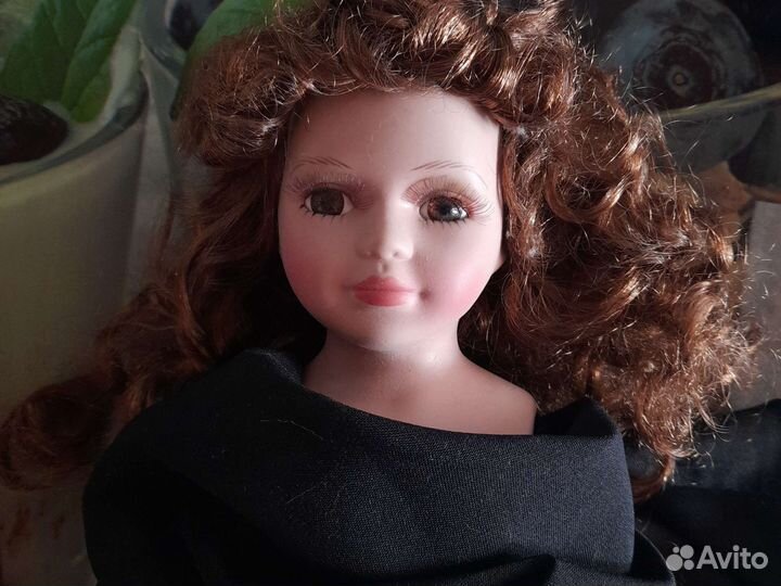 Кукла фарфоровая