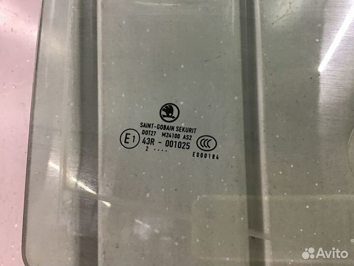 Стекло двери передней правой Skoda Fabia 2007-2015