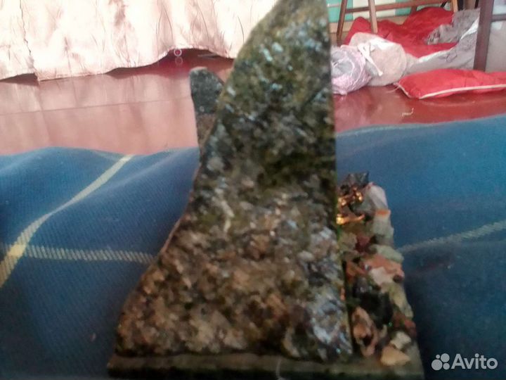 Статуя из камней с ящеркой золотой