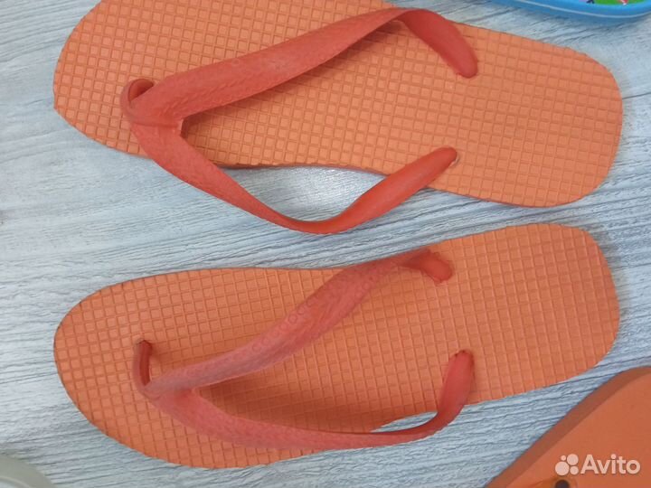 Пляжные тапочки и очки