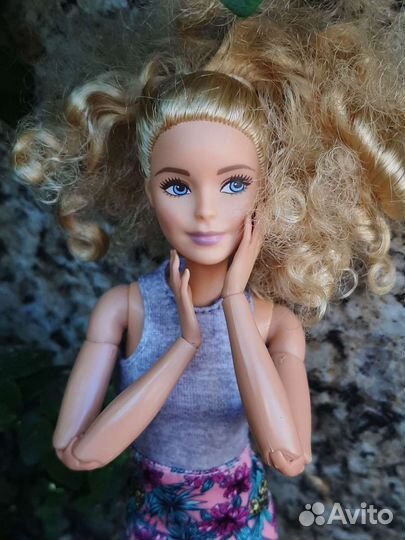 Барби шарнирная fashionistas 70 ананасик на йоге