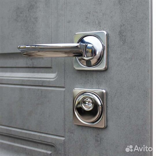 Дверь входная металлическая с зеркалом/не бу