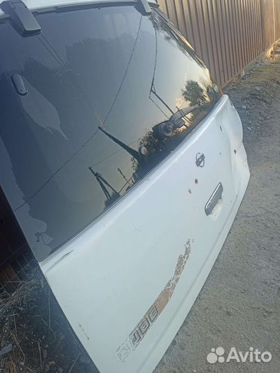 Пятая дверь Ниссан куб z10