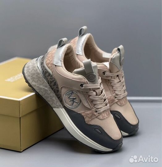 Кроссовки женские новые