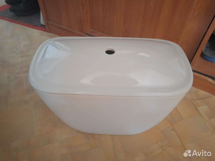 Бачок для воды на унитаз с крышкой