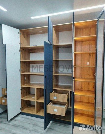 Шкаф распашной встроенный