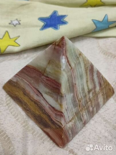 Пирамидка из натуральн.оникса бу 460 грам,2 скола