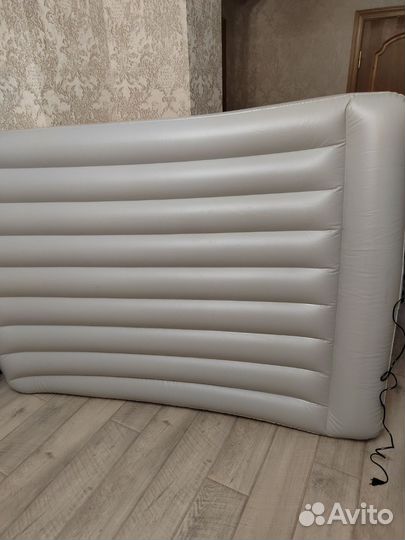 Надувная кровать с насосом