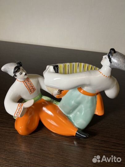 Фарфоровая статуэтка