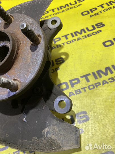 Поворотный кулак правый Toyota Voxy