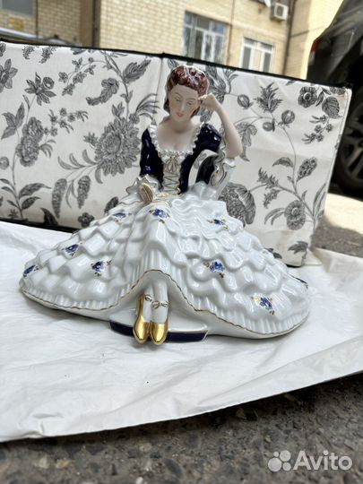 Статуэтка дама С книгой фарфор royal DUX