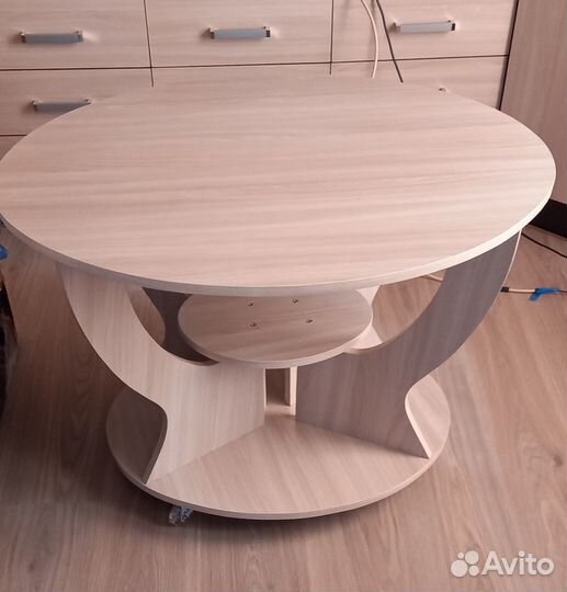 Журнальный столик на колесах овальный
