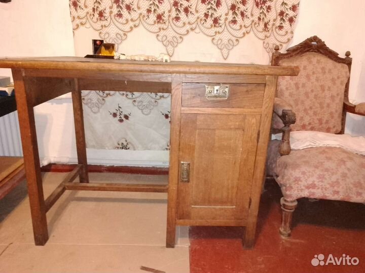 Старинный письменный дубовый стол