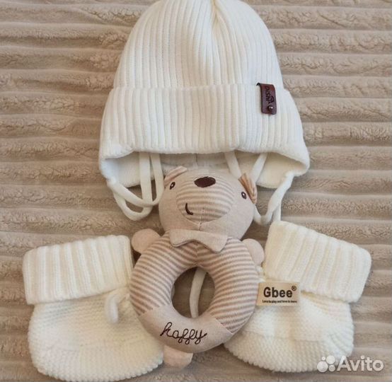 Шапочка зимняя для новорожденного с пинетками